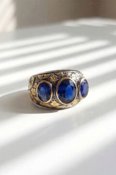 Safir Renk Zirkon Özel Tasarım Siyah Rodaj Kaplamalı Üç Taşlı Gümüş Yüzük