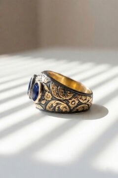 Safir Renk Zirkon Özel Tasarım Siyah Rodaj Kaplamalı Üç Taşlı Gümüş Yüzük