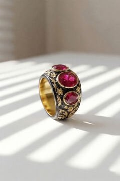 Yakut Renk Zirkon Özel Tasarım Siyah Rodaj Kaplamalı Üç Taşlı Gümüş Yüzük