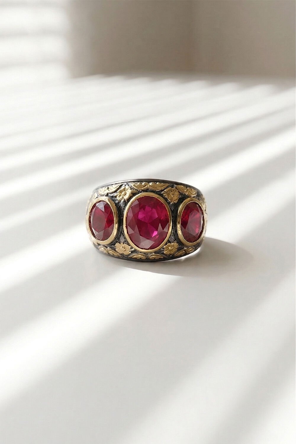 Yakut Renk Zirkon Özel Tasarım Siyah Rodaj Kaplamalı Üç Taşlı Gümüş Yüzük