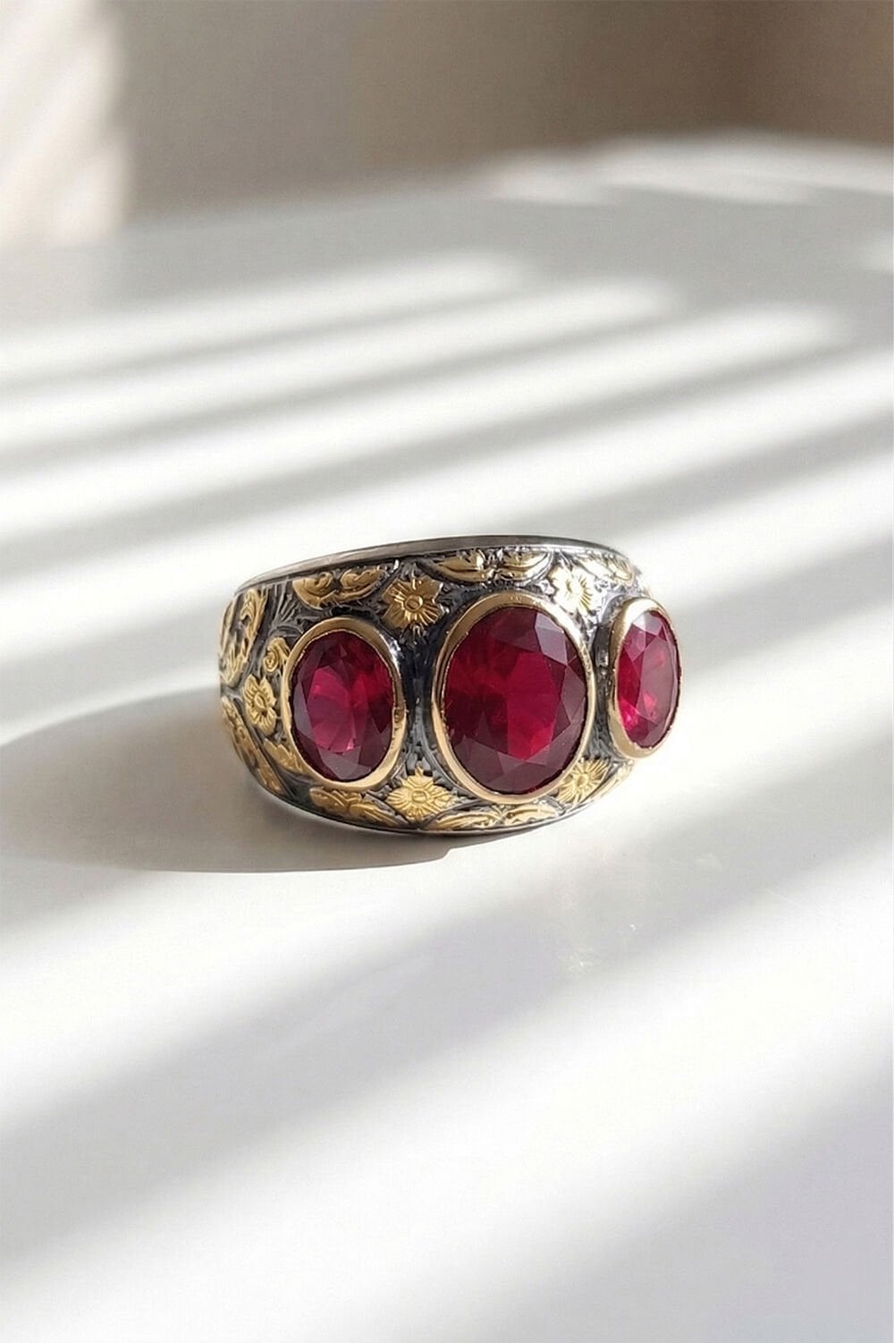 Yakut Renk Zirkon Özel Tasarım Siyah Rodaj Kaplamalı Üç Taşlı Gümüş Yüzük