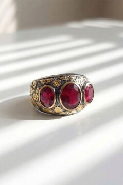 Yakut Renk Zirkon Özel Tasarım Siyah Rodaj Kaplamalı Üç Taşlı Gümüş Yüzük