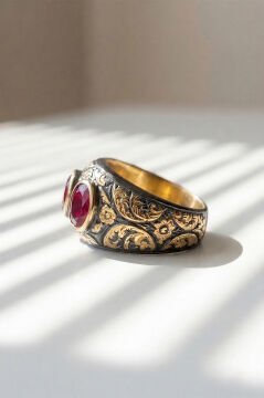 Yakut Renk Zirkon Özel Tasarım Siyah Rodaj Kaplamalı Üç Taşlı Gümüş Yüzük