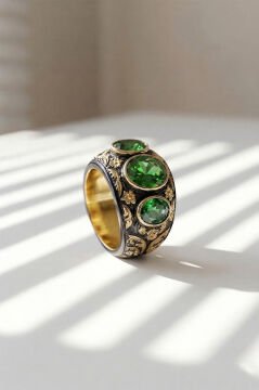 Zümrüt Renk Zirkon Özel Tasarım Siyah Rodaj Kaplamalı Üç Taşlı Gümüş Yüzük