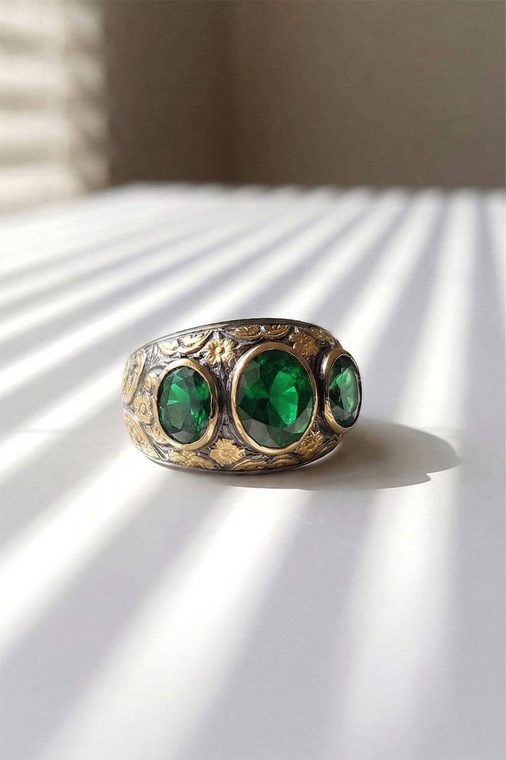 Zümrüt Renk Zirkon Özel Tasarım Siyah Rodaj Kaplamalı Üç Taşlı Gümüş Yüzük