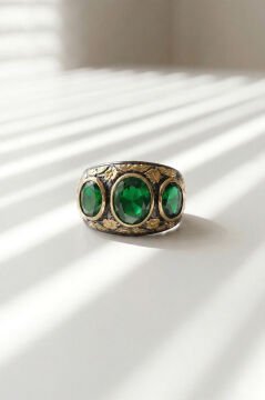 Zümrüt Renk Zirkon Özel Tasarım Siyah Rodaj Kaplamalı Üç Taşlı Gümüş Yüzük