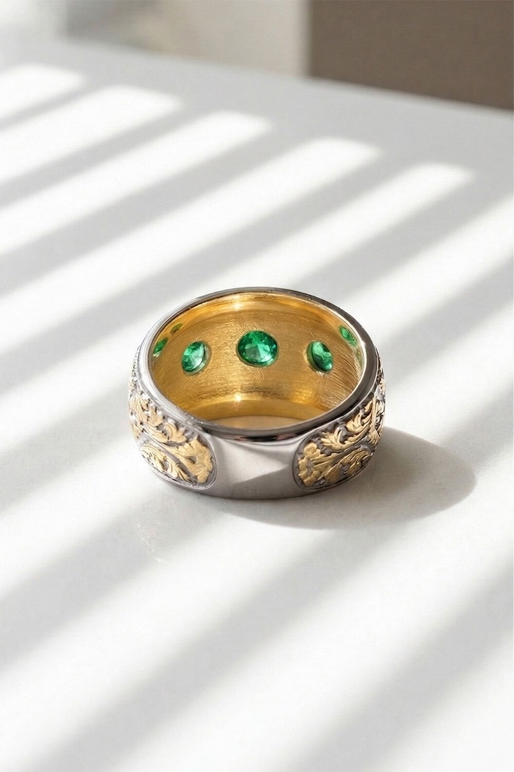 Zümrüt Renk Zirkon Özel Tasarım Siyah Rodaj Kaplamalı Üç Taşlı Gümüş Yüzük