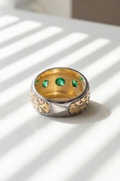 Zümrüt Renk Zirkon Özel Tasarım Siyah Rodaj Kaplamalı Üç Taşlı Gümüş Yüzük