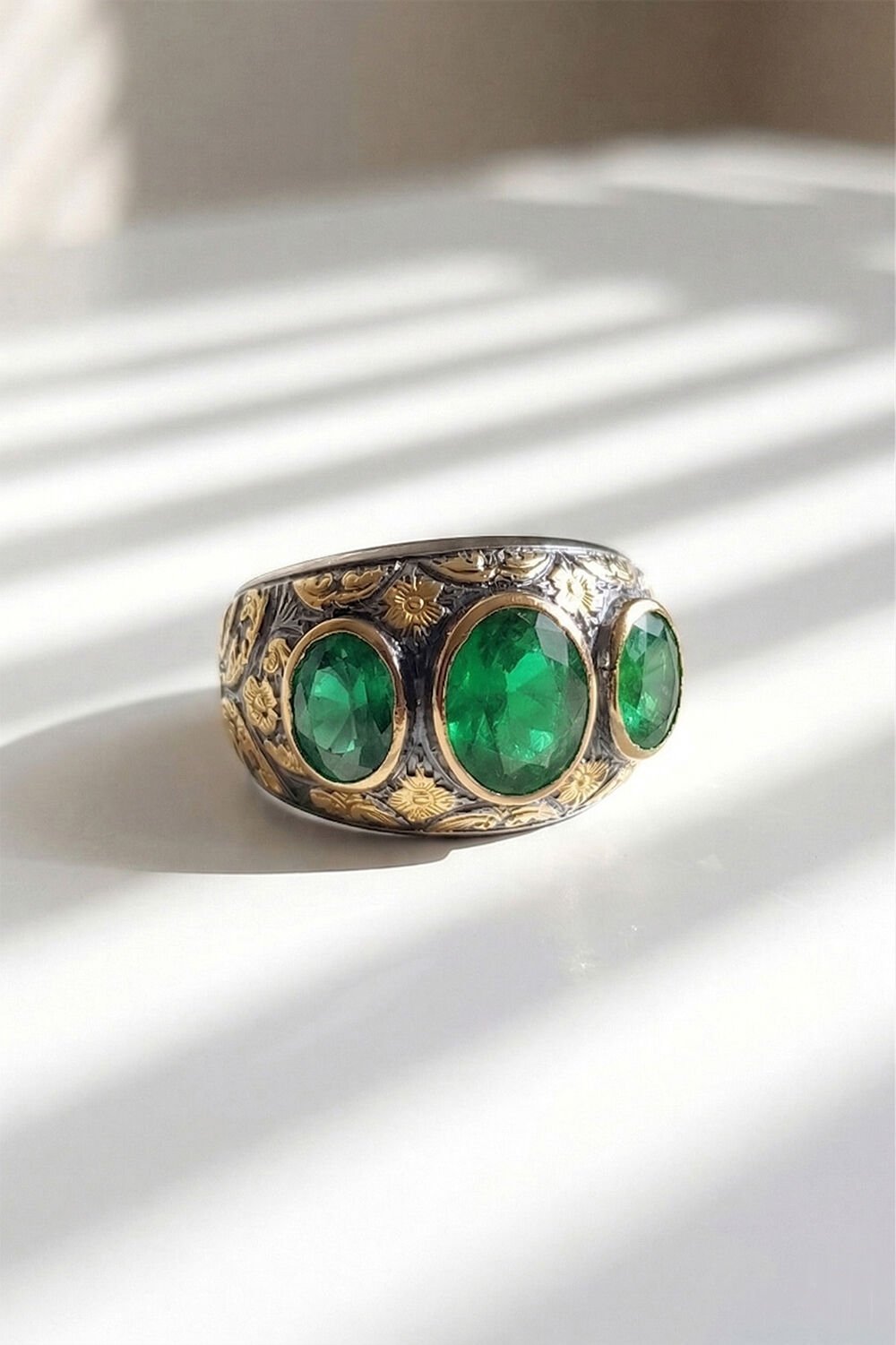Zümrüt Renk Zirkon Özel Tasarım Siyah Rodaj Kaplamalı Üç Taşlı Gümüş Yüzük