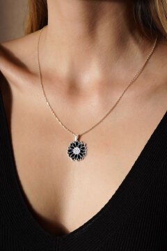 Papatya Model Siyah Mineli Gümüş Kolye Gümüş Rengi