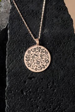 Yuvarlak Sarmaşık Desenli Siyah Mineli Gümüş Kolye Rose Rengi